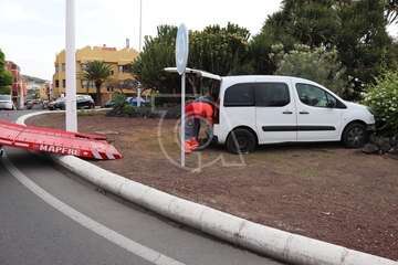 Una furgoneta se salta el bordillo e invade la glorieta de El Roque (Telde)/TA.